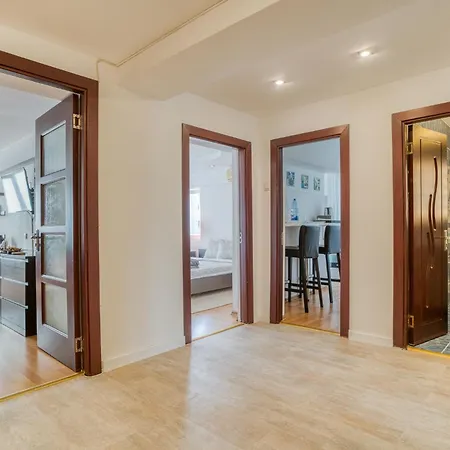 Bliss: Modern On Unirii Street Apartment